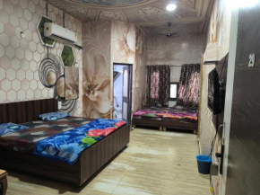 HOTEL JOGI GUEST HOUSE for families,friends guest facilities fully furnished AC Rooms, wifi, lcdtvcable, attach bathrooms, lift, stairs, terrace with city view hotel is in middle of Golden temple and 